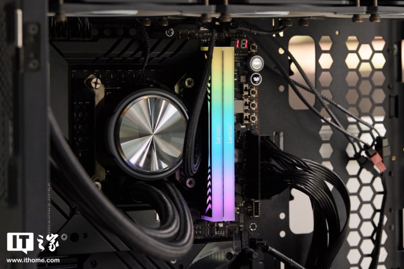 【IT之家开箱】雷克沙战神之翼 ARES RGB DDR5 8000 内存图赏：炫彩白翼支持 RGB