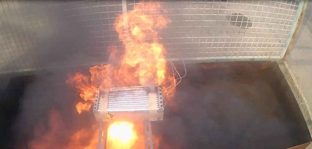 韩国一电池厂着火致23人窒息死亡，锂电池着火后该如何自救？