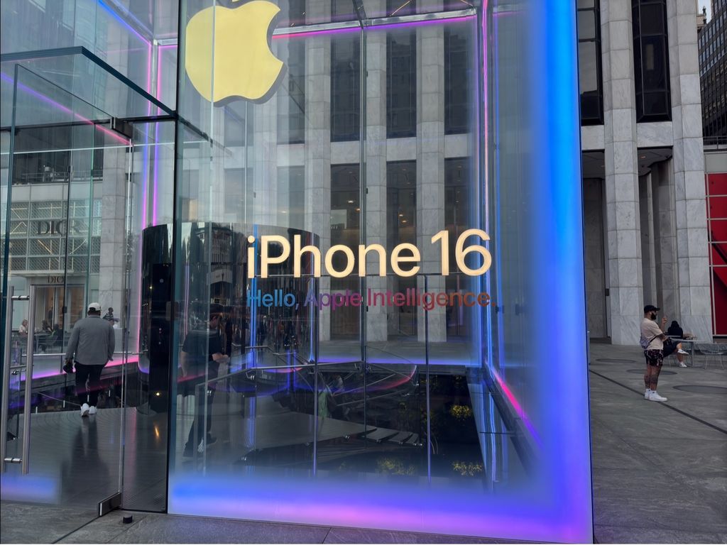 苹果 iPhone 16 / Pro 系列线下发售概览：第五大道店上演灯光秀，多地未现排队长龙  第3张